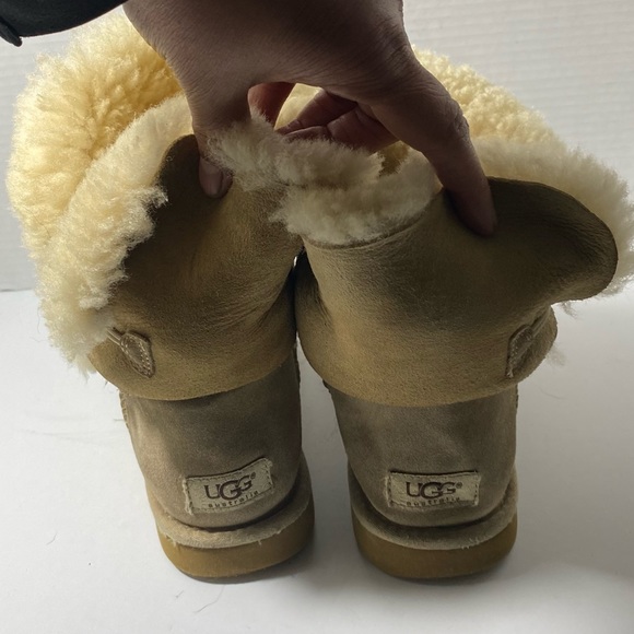 Ugg Pre-Owned Women's Bailey Button I| Sand Boots size 7 - Picture 4 of 9